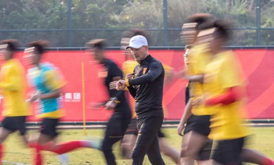 脱岳裙子从后面挺进去小说