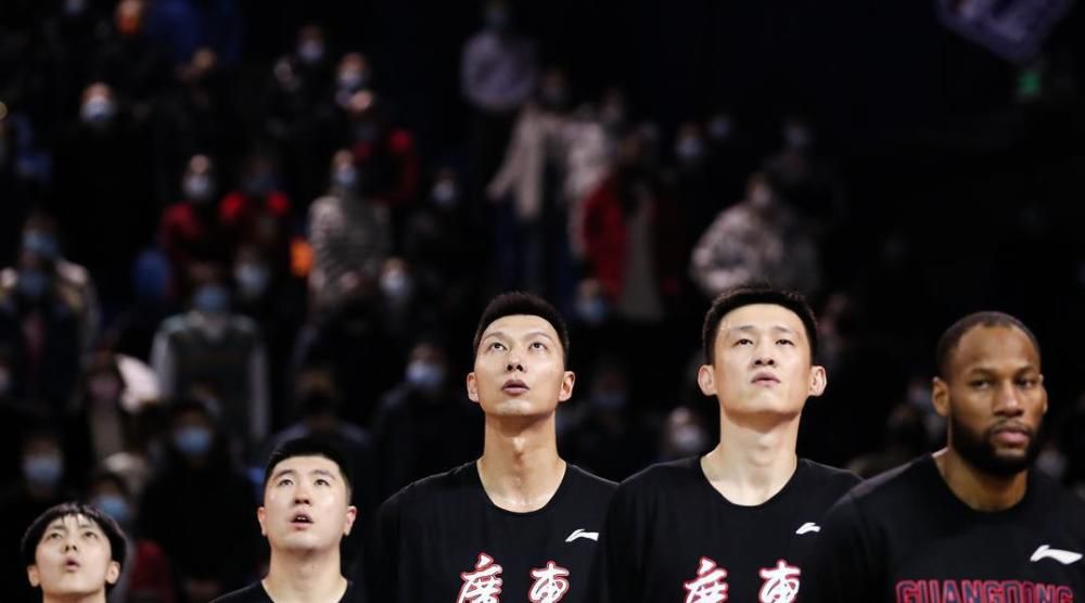 他扒开我的内裤把舌头进去动态图