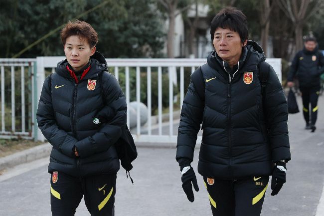 把冰块放进女人的下面